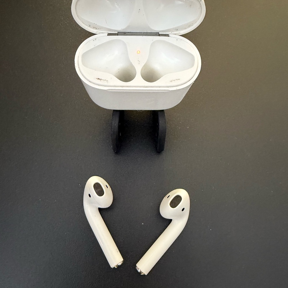 Apple Earbuds First Gen - Picture 3 of 5